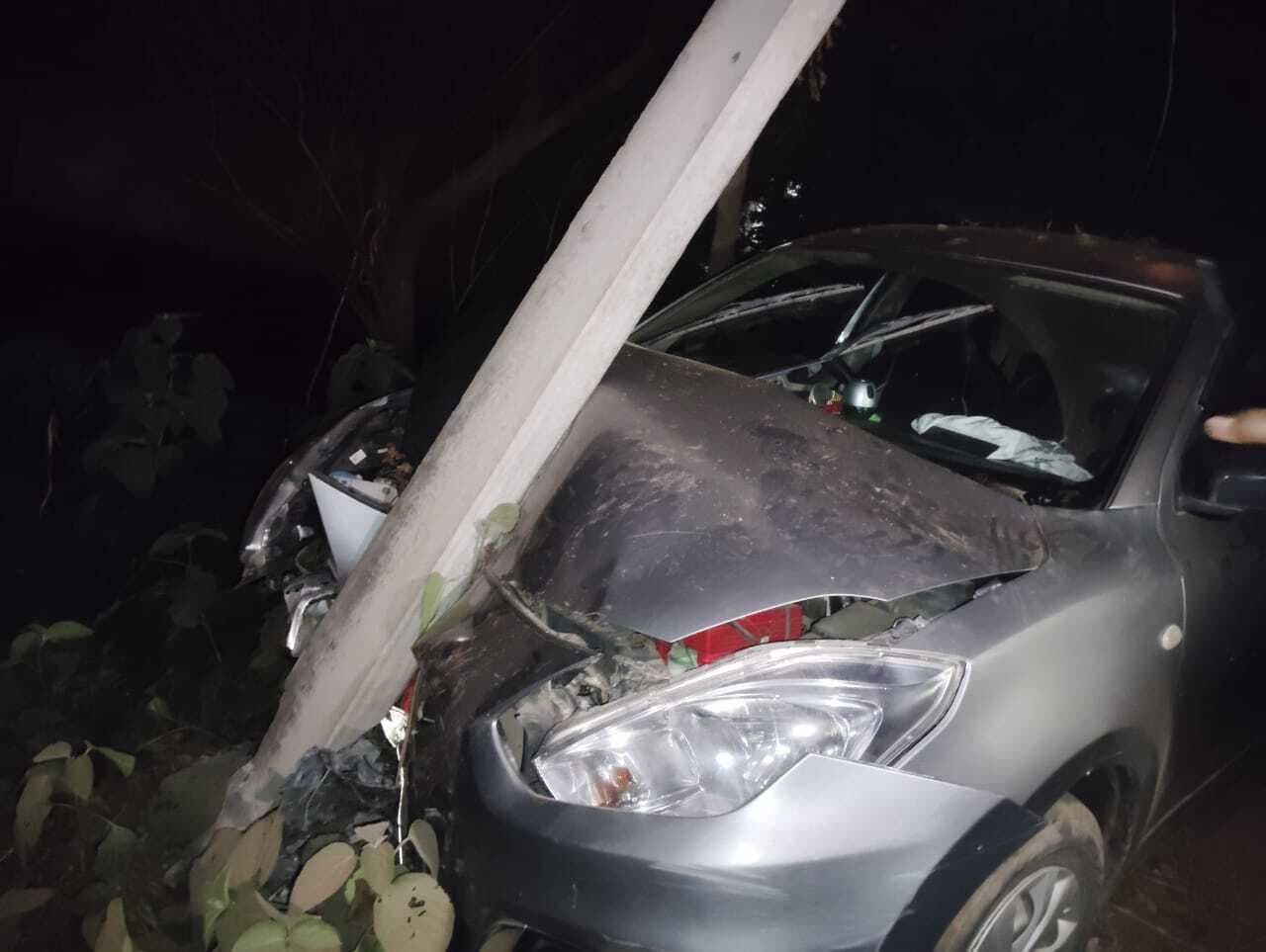 बिजली के खम्भे से टकरायी कार, बाल बाल बचे कार सवार लोग