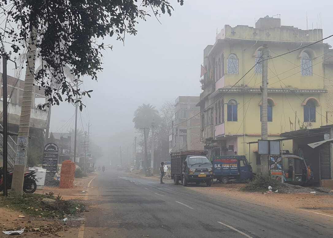 कटोरिया क्षेत्र में कोहरा व कनकनी बढ़ने से जनजीवन प्रभावित