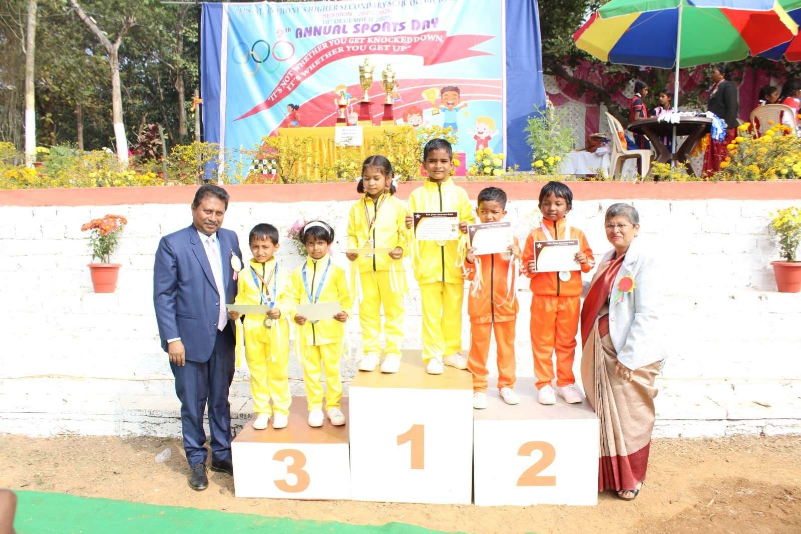 प्रतियोगिता के विजेता खिलाड़ियों को मिला पुरस्कार