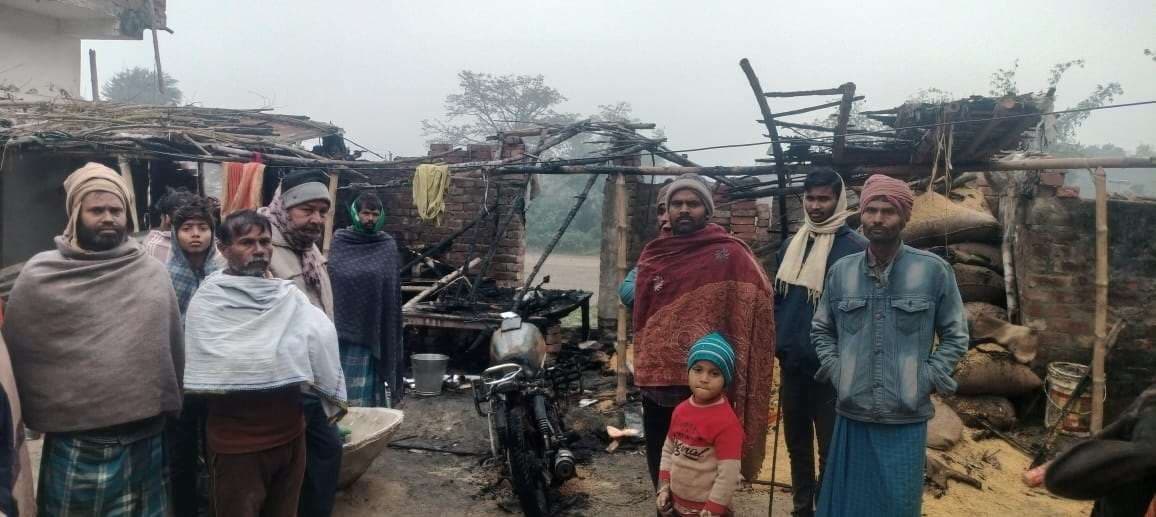 आग लगने से बाइक सहित घर जलकर राख