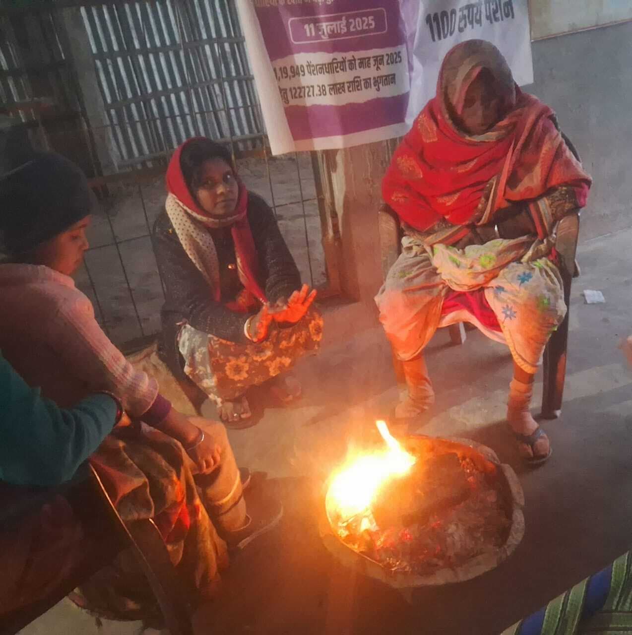 कनकनी वाली ठंड में अलाव ही बचा सहारा