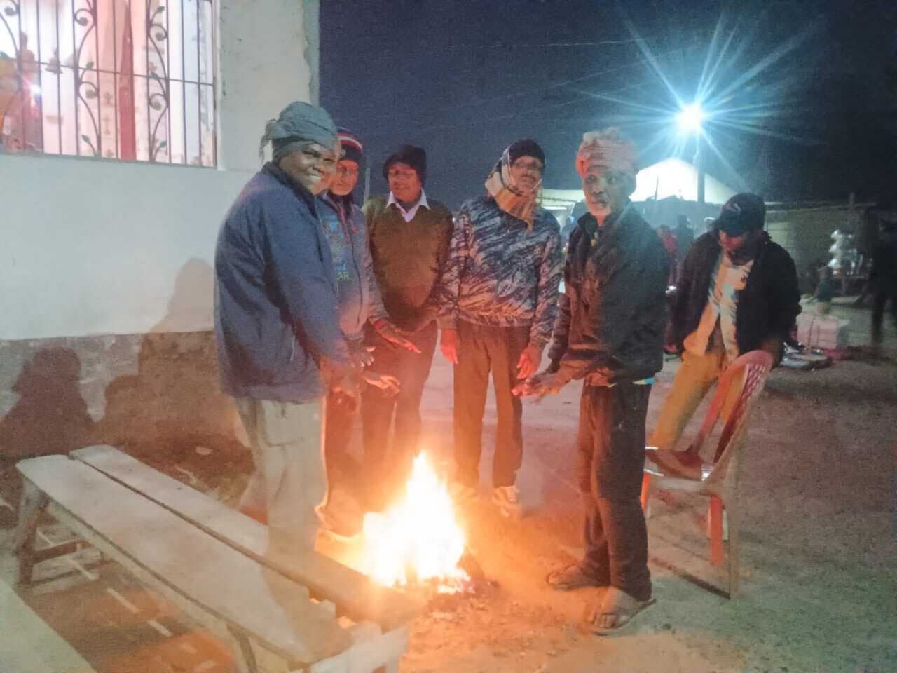 अलाव का सहारा लेने को विवश हुए लोग