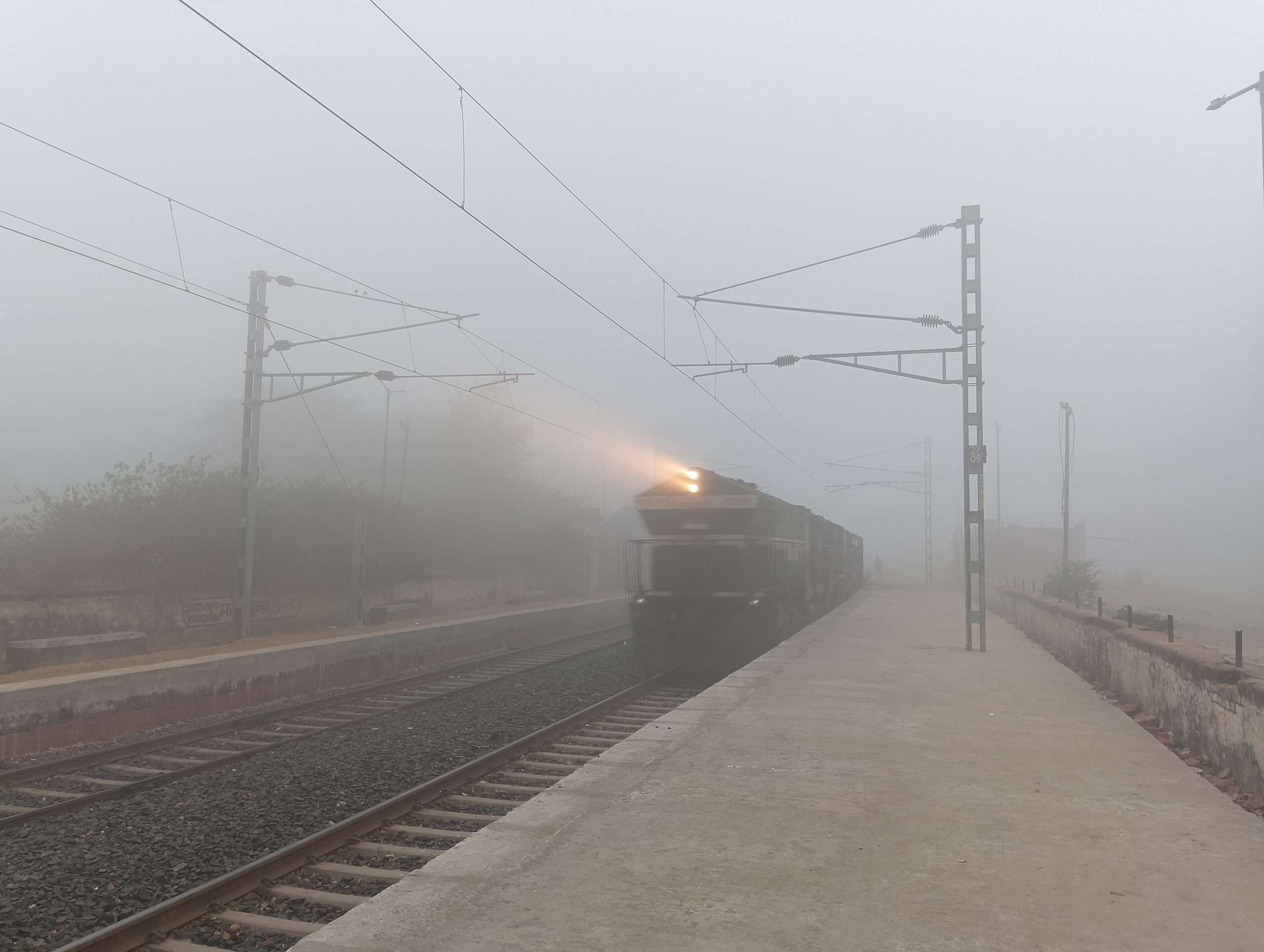 Giridih News : कोहरे का कहर से धीमी हुई ट्रेन की रफ्तार