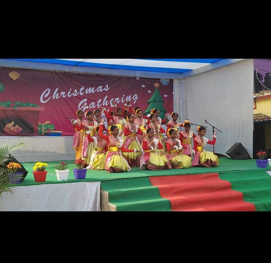 लोयोला इंग्लिश मीडियम स्कूल में मना क्रिसमस गैदरिंग
