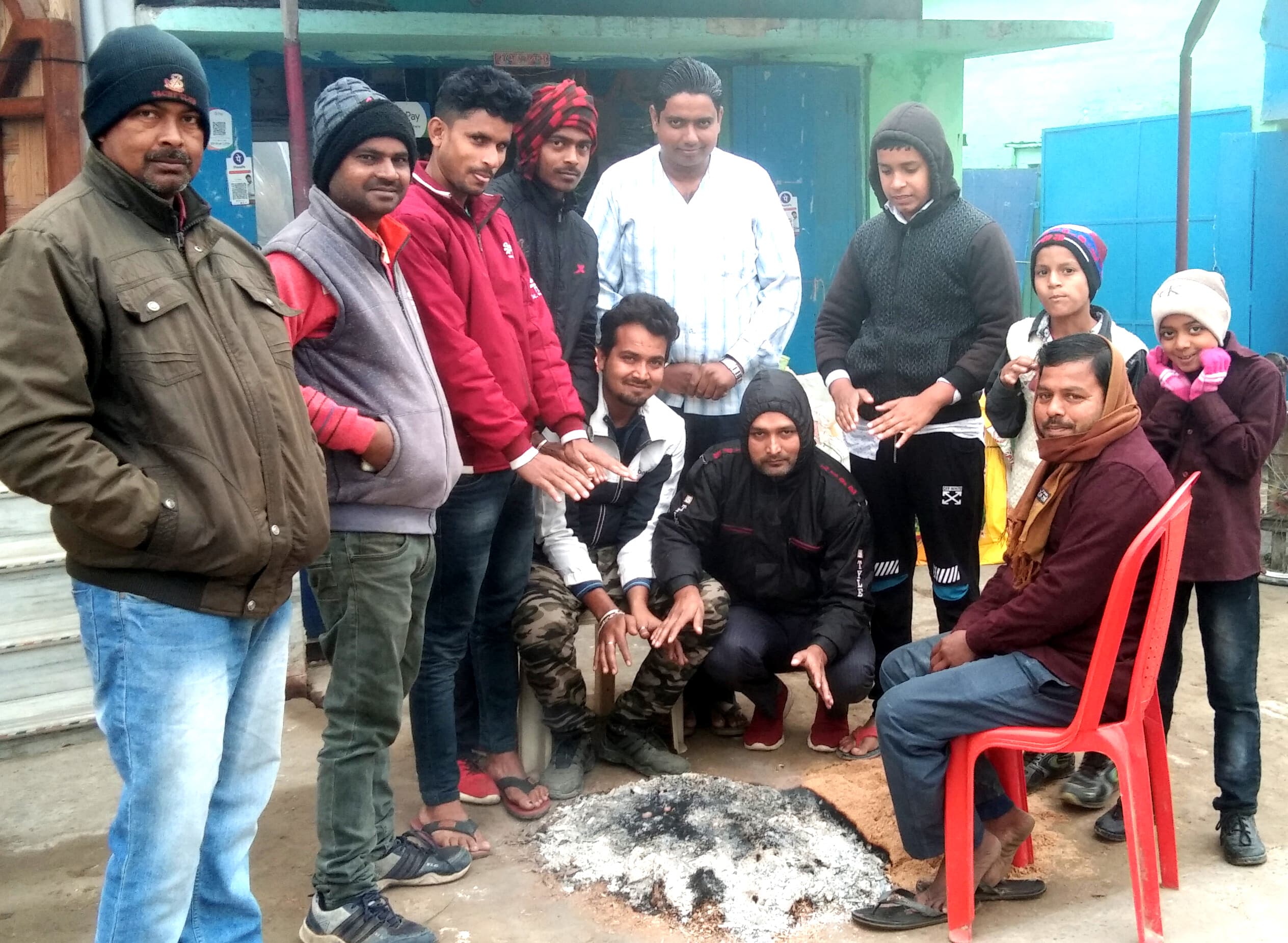 ठंड बढ़ने के साथ नगर परिषद ने शुरू की अलाव की व्यवस्था, 10 जगहों पर जलने लगे अलाव