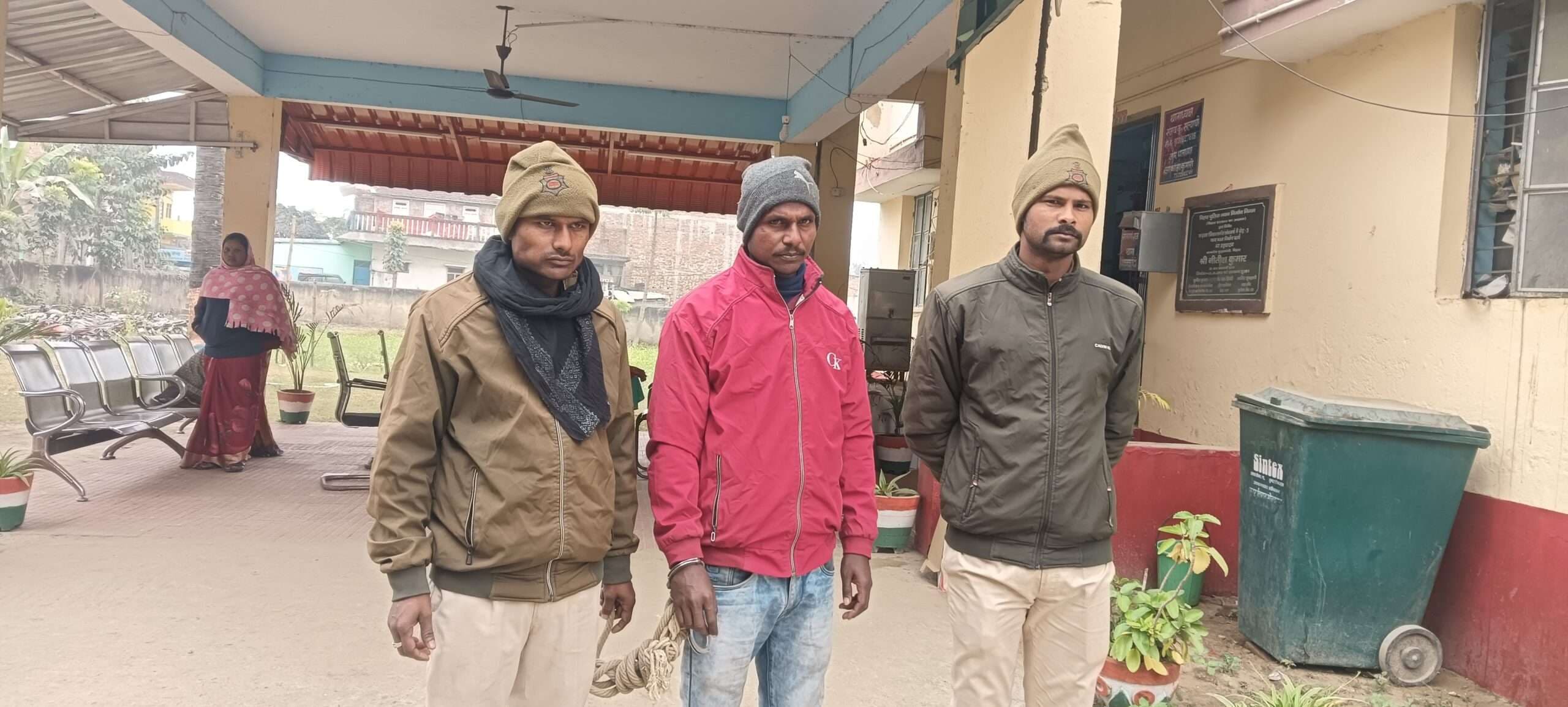 10 लीटर देसी महुआ शराब के साथ तस्कर गिरफ्तार