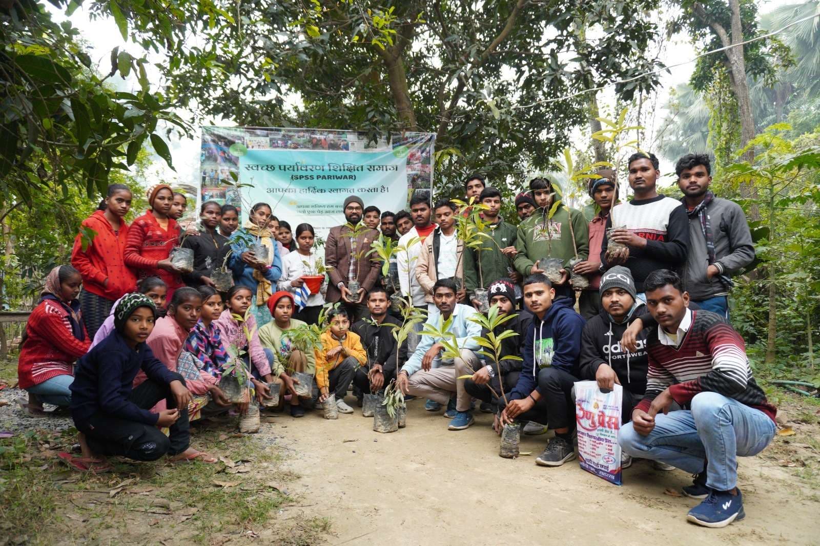 पेड़ ही प्रदूषण रूपी संकट से छुटकारा पाने का है एक मात्र उपाय : शिक्षक रविंद्र