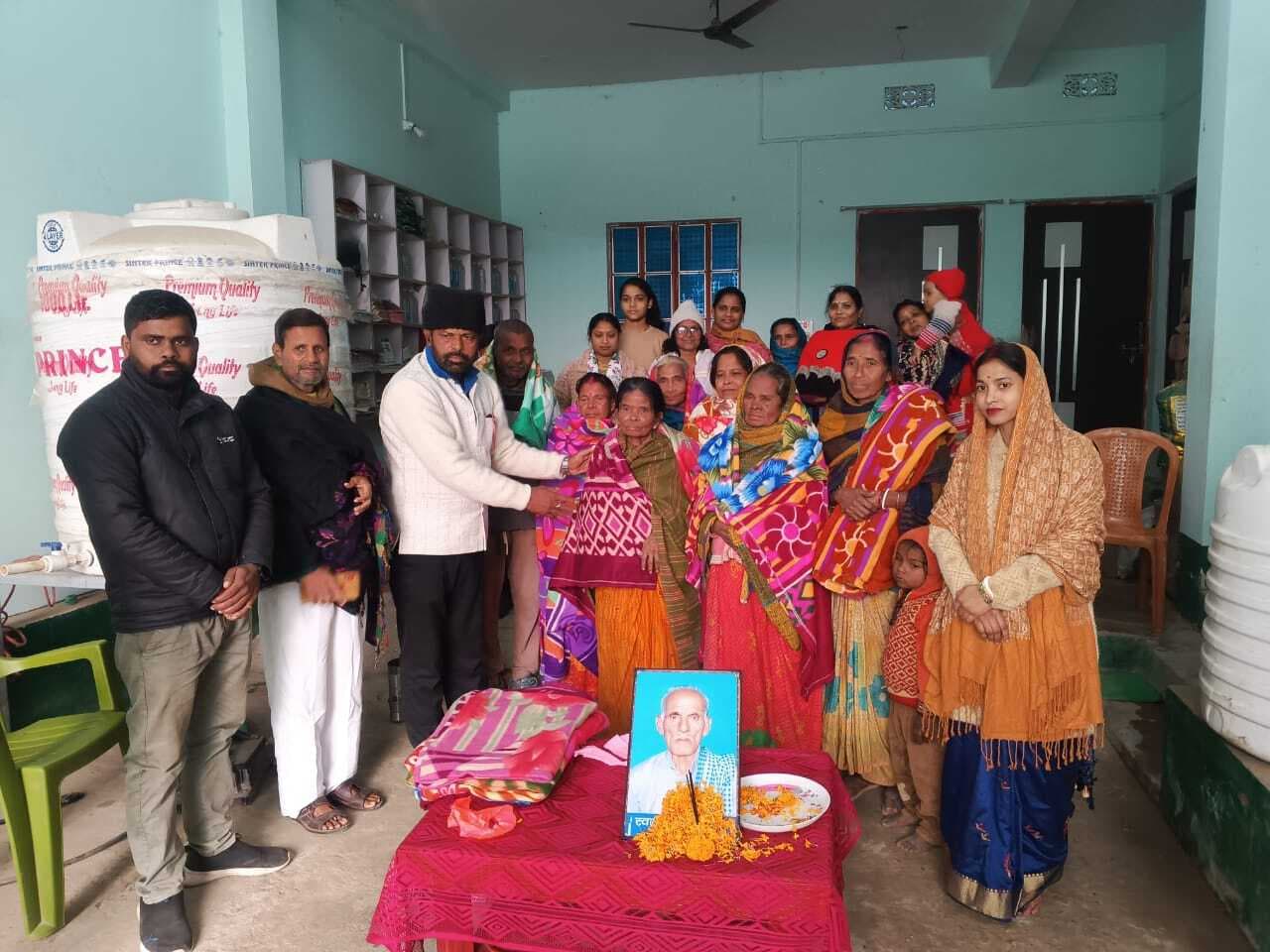 पुण्यतिथि पर जरुरतमंद-वयोवृद्ध लोगों के बीच कंबल का वितरण