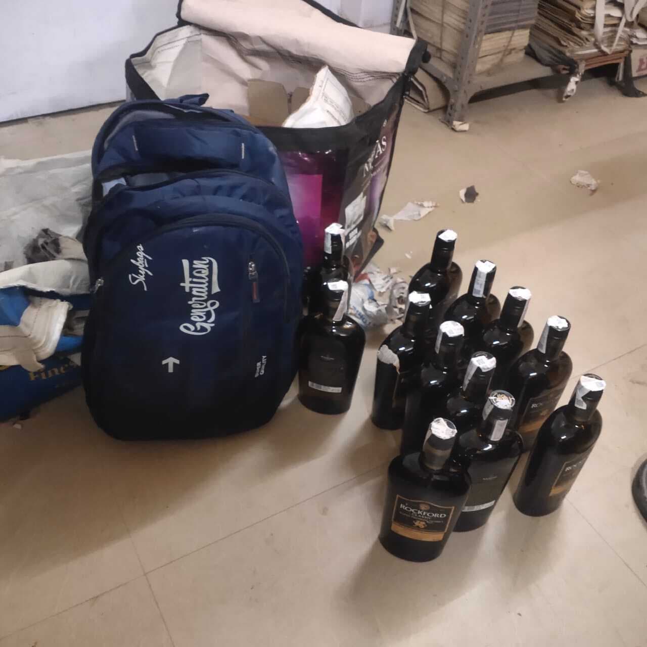 9.75 लीटर अंग्रेजी शराब बरामद, युवक फरार