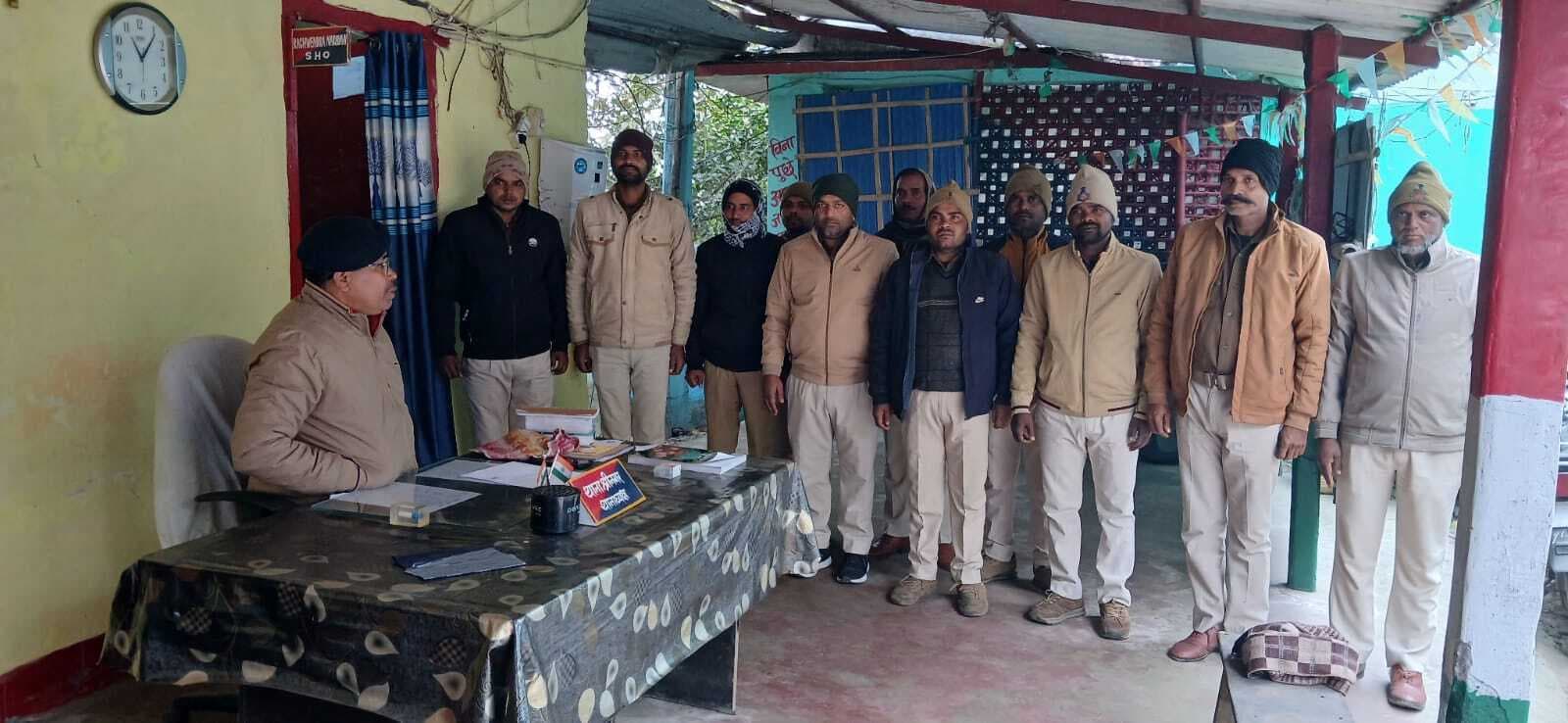 श्रीनगर थानाध्यक्ष ने साप्ताहिक परेड में ग्रामीण पुलिस को रात्रि गश्ती पर ध्यान देने का दिया निर्देश