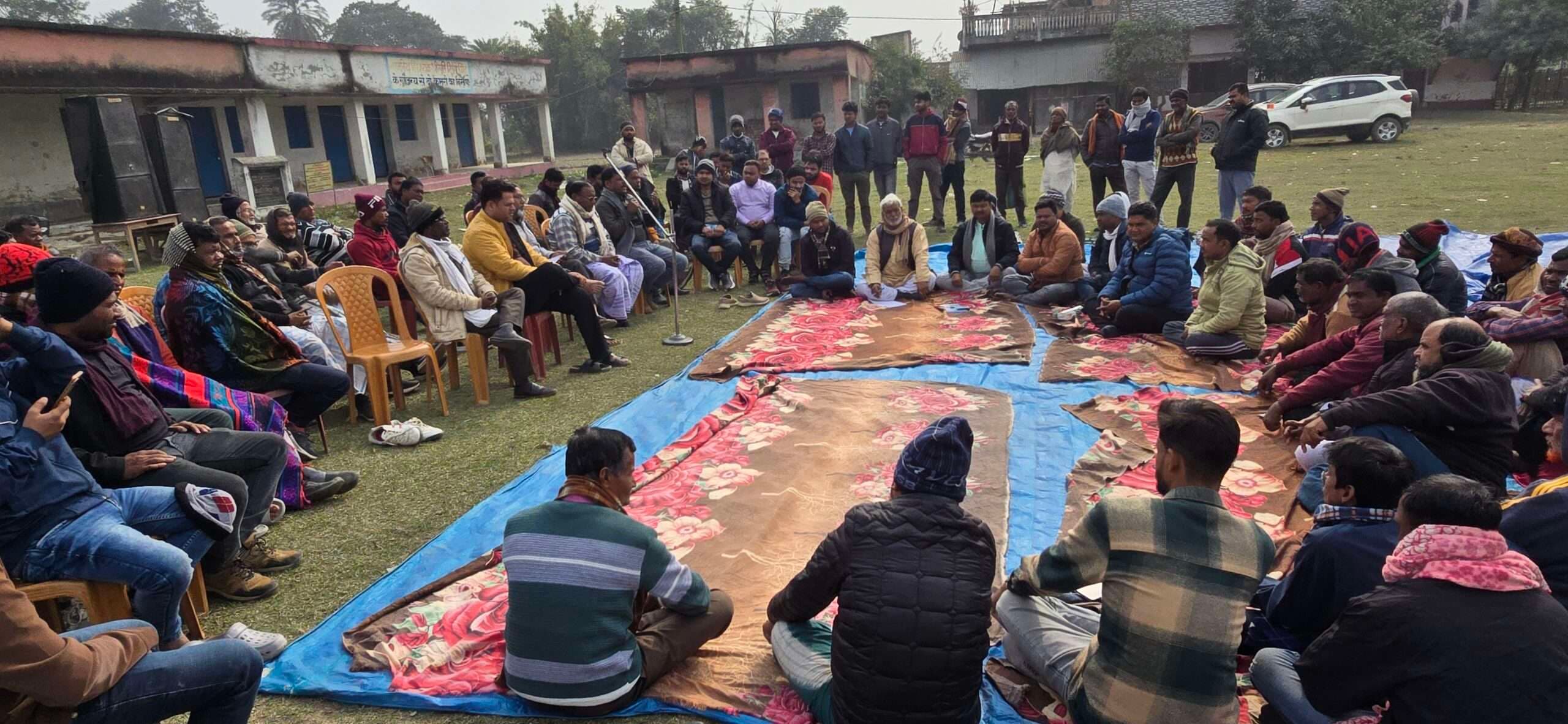 विगत 43 वर्षों से वित्तरहित शिक्षक कर रहे हैं अनुदान पर काम