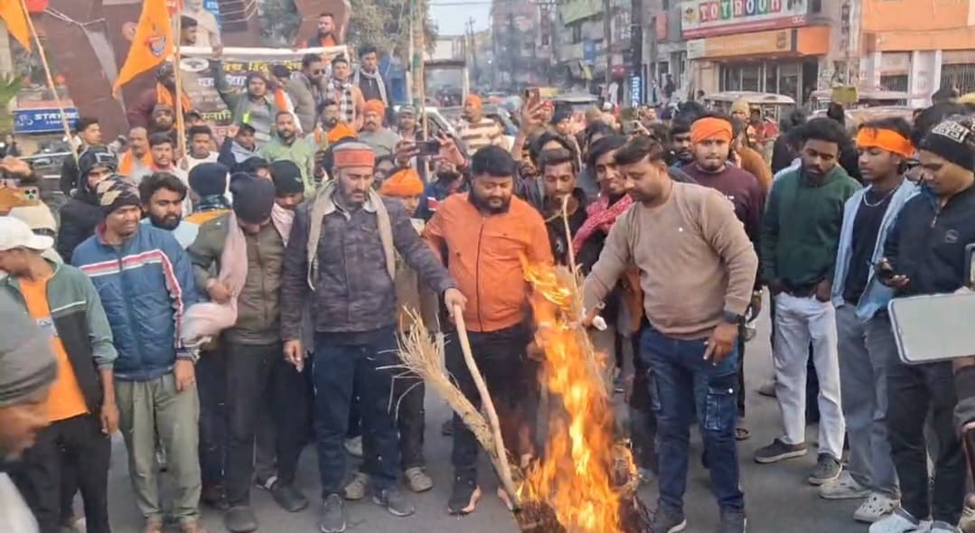 बांग्लादेश में हिंदुओं पर अत्याचार के विरोध में विहिप का प्रदर्शन, फूंका पुतला