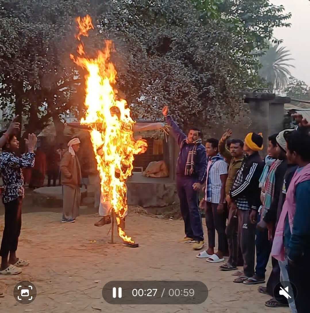 बांग्लादेश में हिंदुओं पर हमला के विरोध में महाकाल सेना ने पुतला दहन किया