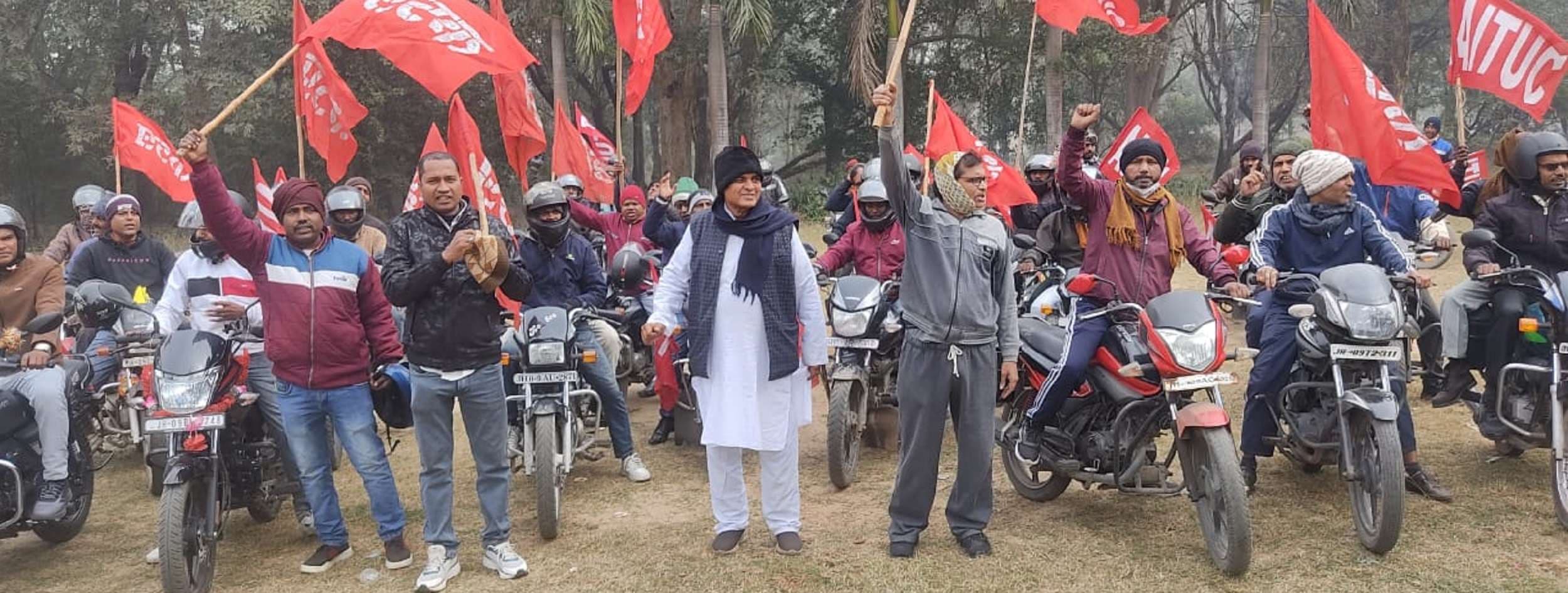 Bokaro News : ठेका मजदूरों ने निकाला माेटरसाइकिल जुलूस