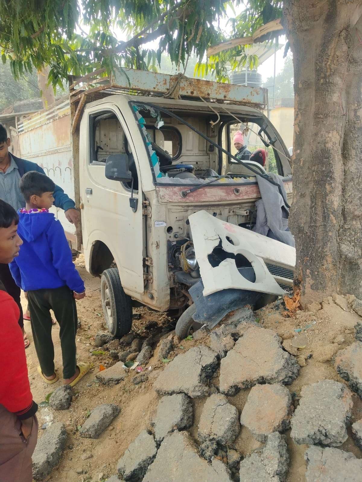 Bokaro News : अनियंत्रित पिकअप वैन ने खड़ी बाइक को मारी टक्कर, एक घायल