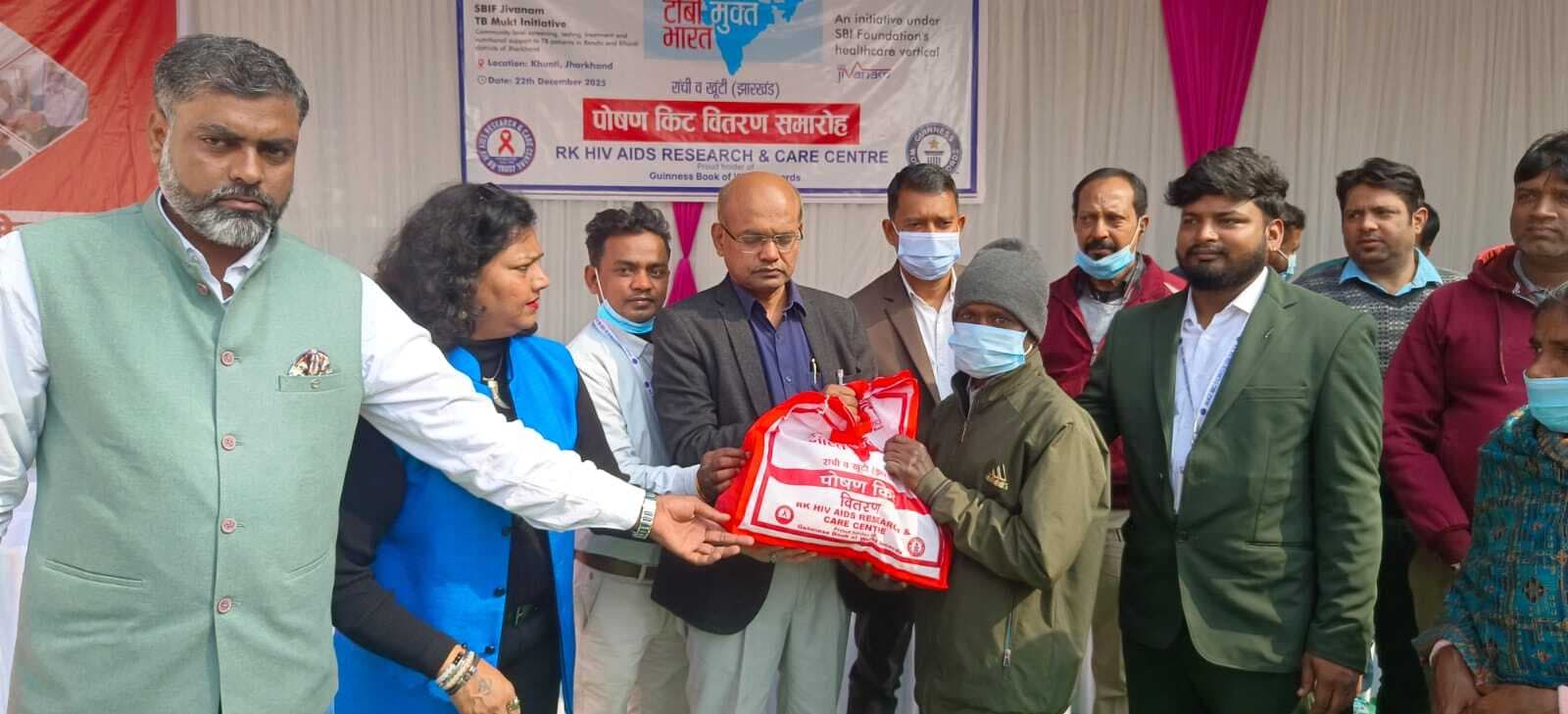 300 टीबी मरीजों को दिया गया पोषण आहार किट