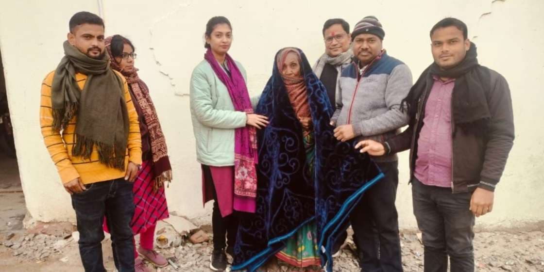 प्रधानाध्यापक व शिक्षकों ने जरूरतमंद के बीच कंबल का वितरण