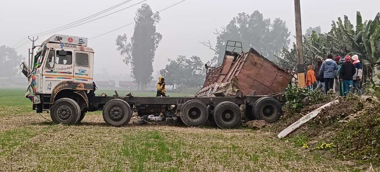 कुसीदा सड़क पर कोयला लदा 16 चक्का ट्रक पलटा, कोई हताहत नहीं