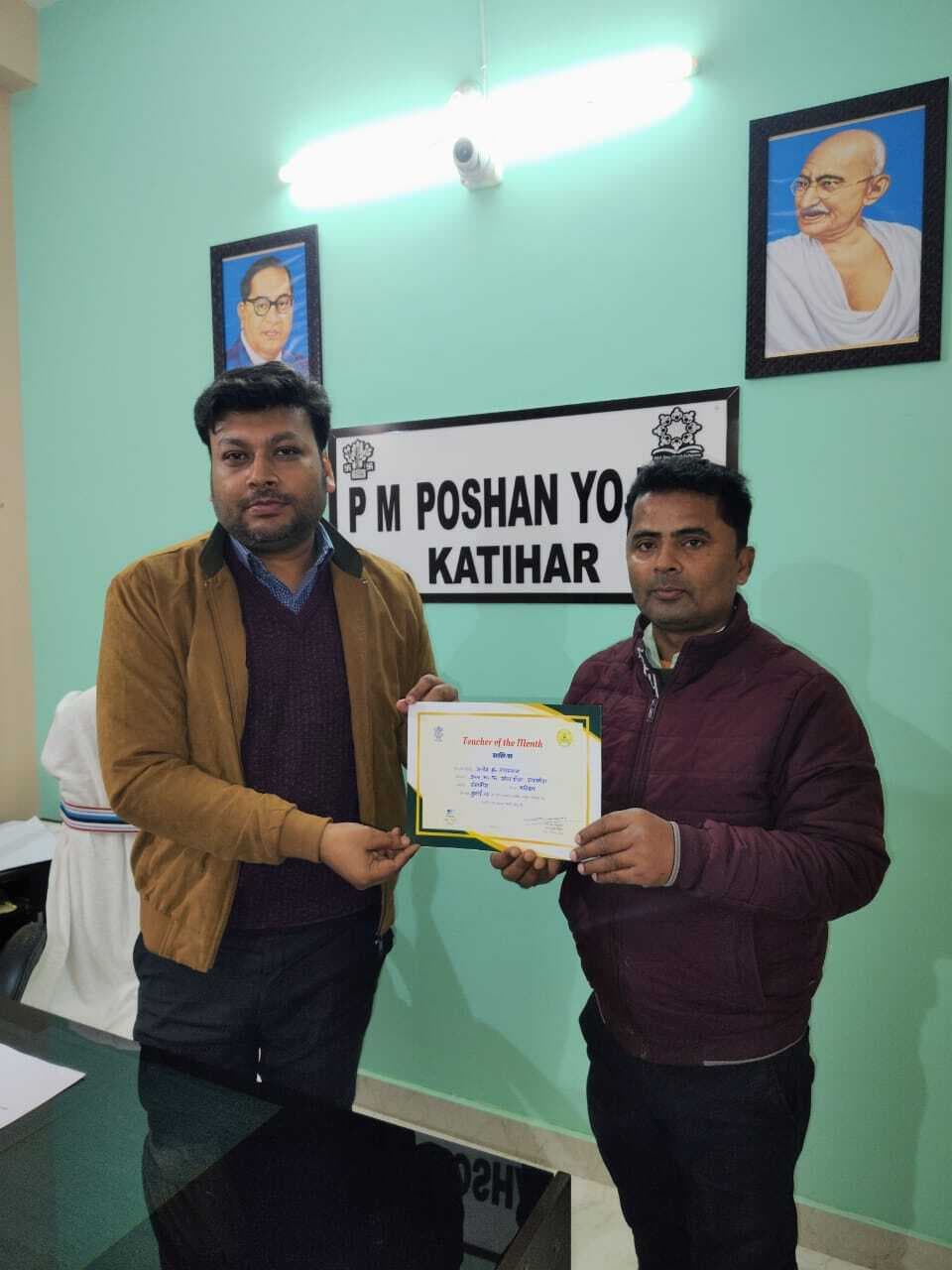 टीचर्स ऑफ द मंथ अवार्ड से सम्मानित हुए मनोज