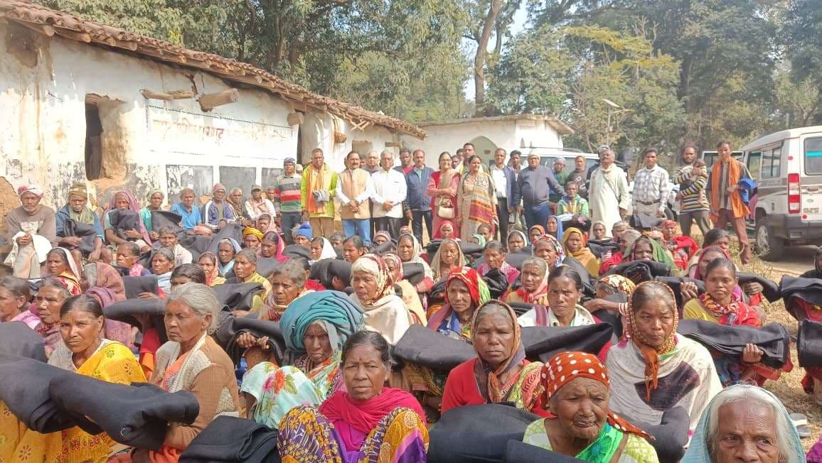 जरूरतमंदों के बीच कंबल का वितरण