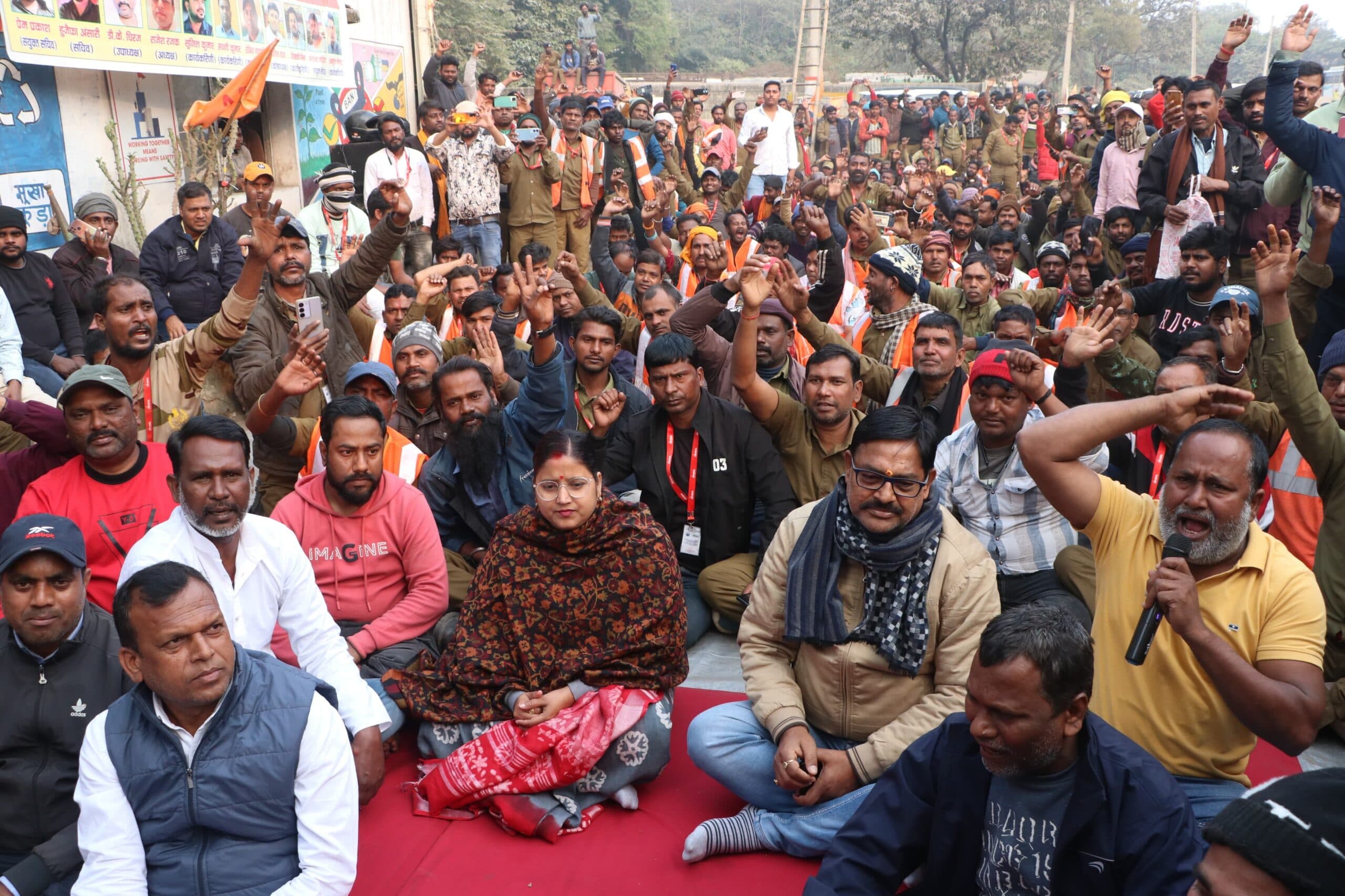 Dhanbad News: जनता श्रमिक संघ के समर्थन के बाद रैमकी कंपनी के खिलाफ सफाईकर्मियों का आंदोलन हुआ तेज