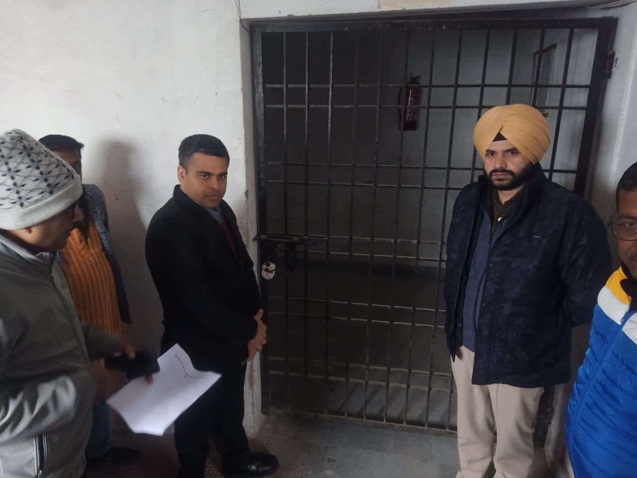 डीएम व एसपी ने ईवीएम-वीवीपैट वेयरहाउस का किया निरीक्षण