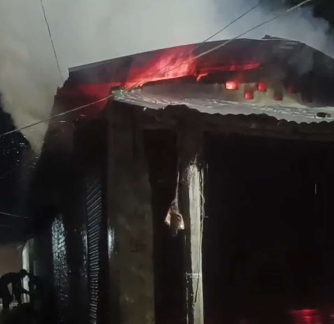 कबीरा धाप बाजार में भीषण आग, रेडीमेड दुकान जलकर राख