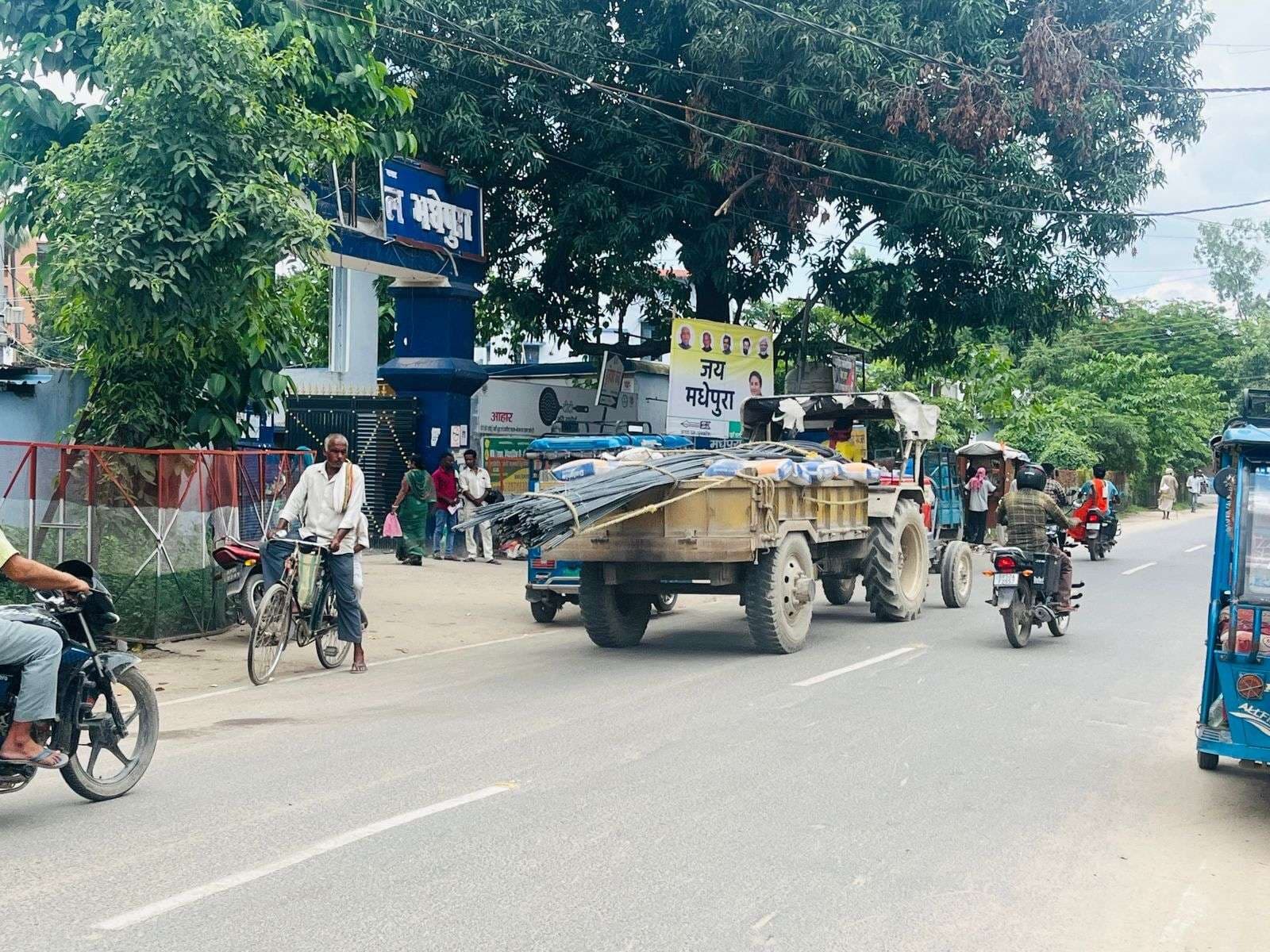 बाइक-कार पर सख्ती, बड़े डाला वाले ट्रैक्टर पर नहीं होती है कार्रवाई