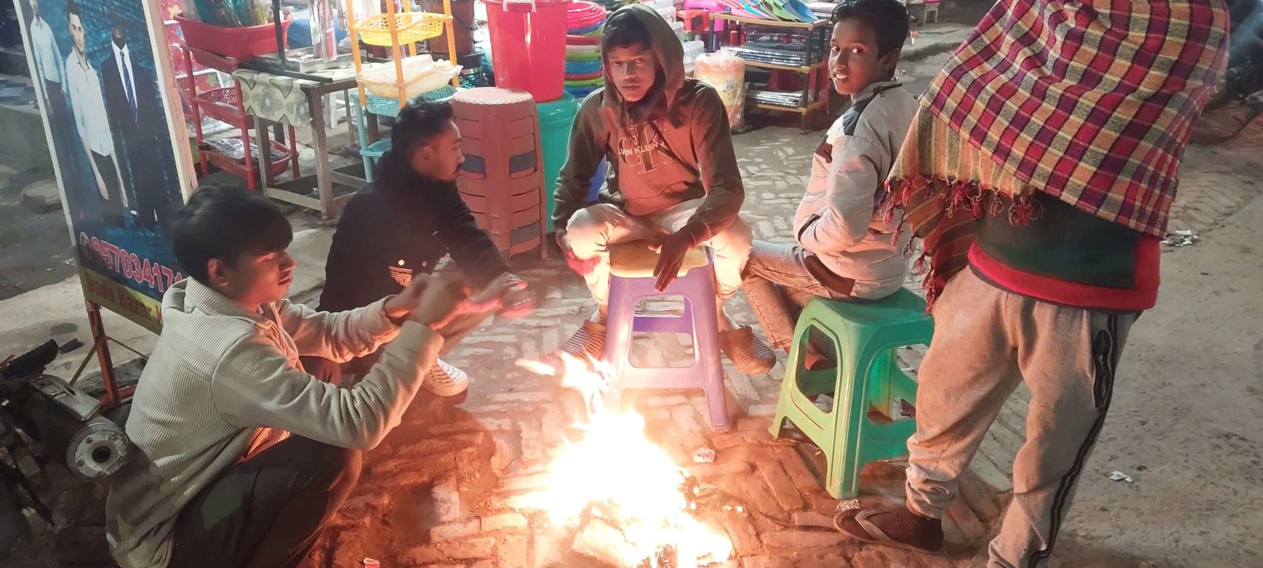 दिन ढ़लने के साथ ठंड का प्रकोप बढ़ता गया, शाम होते ही घरों में दुबके लोग