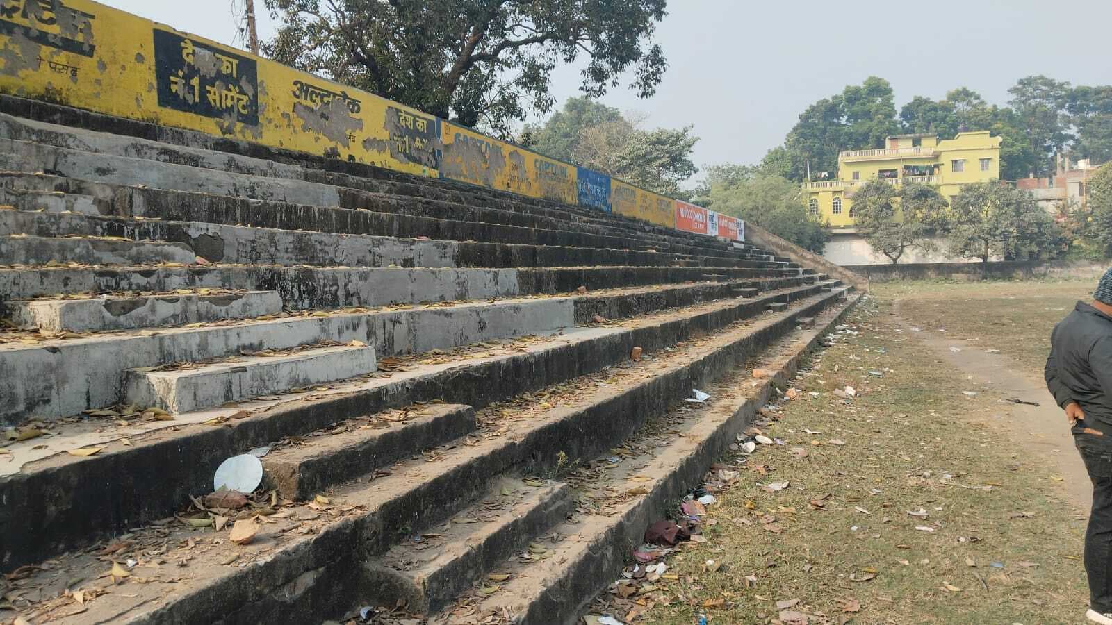 कोढ़ा हाई स्कूल का मैदान बना खंडहर