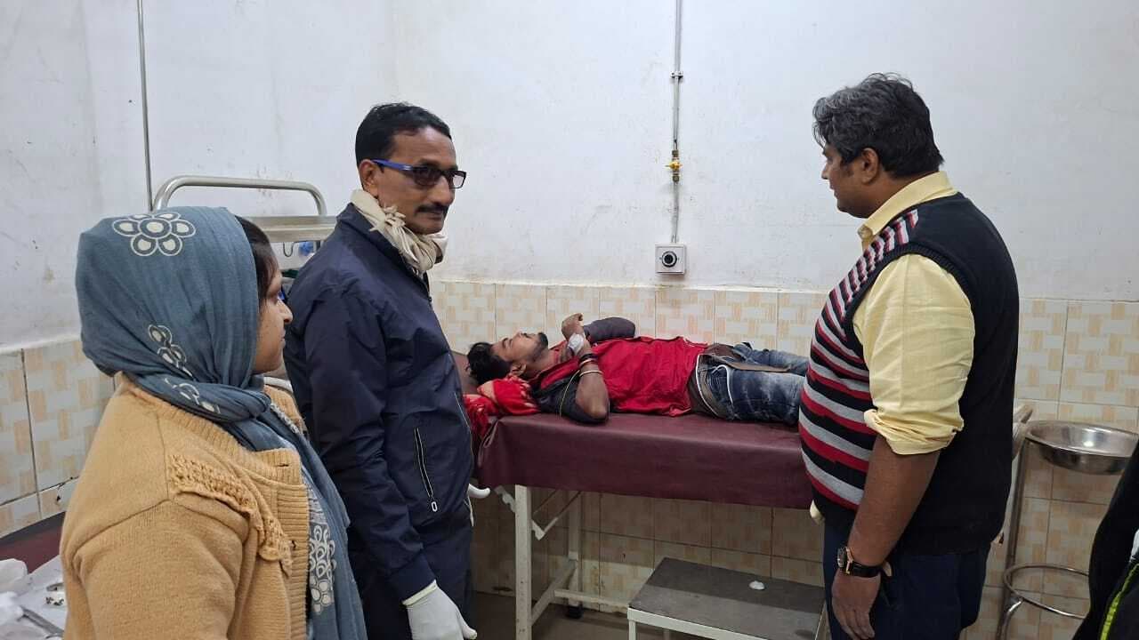 बांस लदे ट्रैक्टर ने बाइक सवार को मारी टक्कर, दो गंभीर