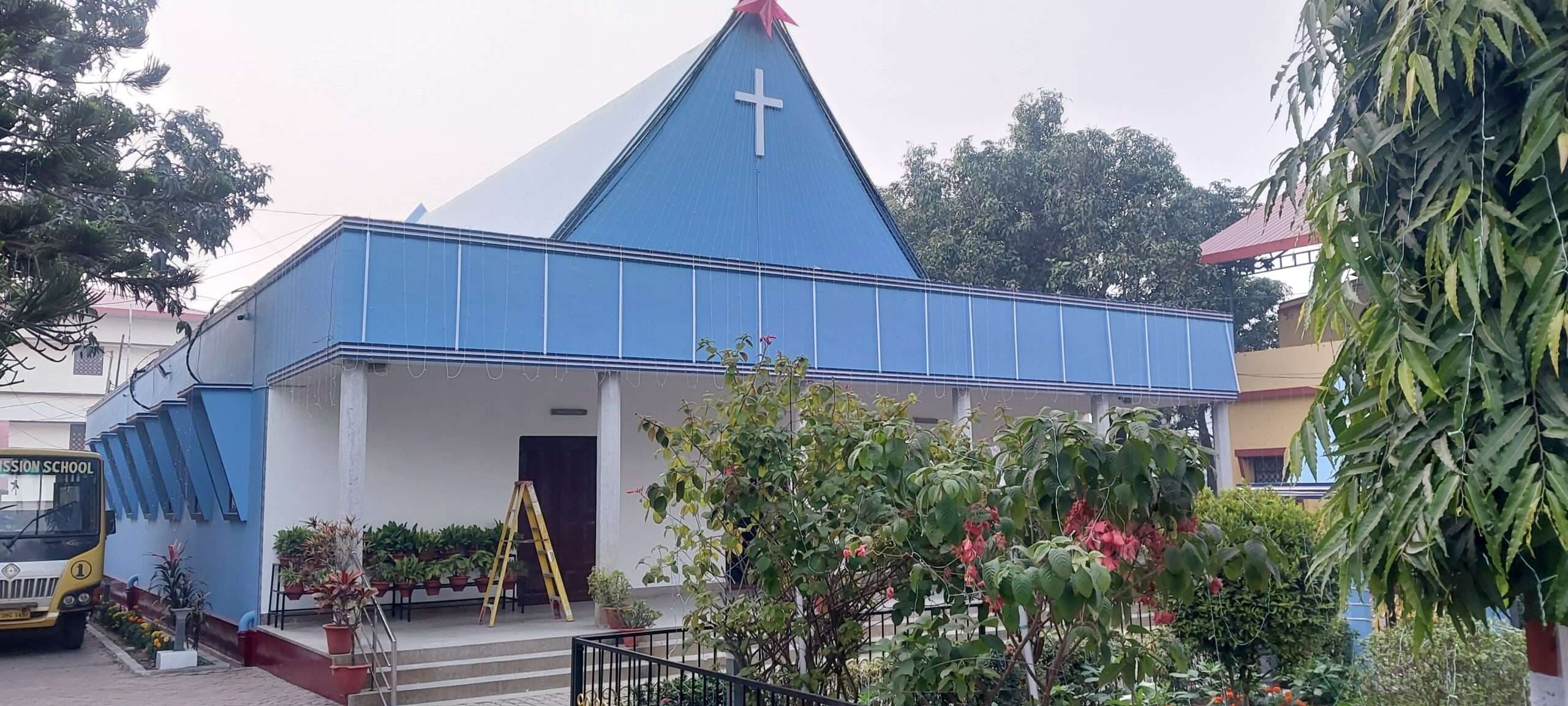 क्रिसमस को लेकर शहर के दोनों चर्च में उमड़ी लोगों की भीड़, कैंडिल जलाकर होगी प्रार्थना