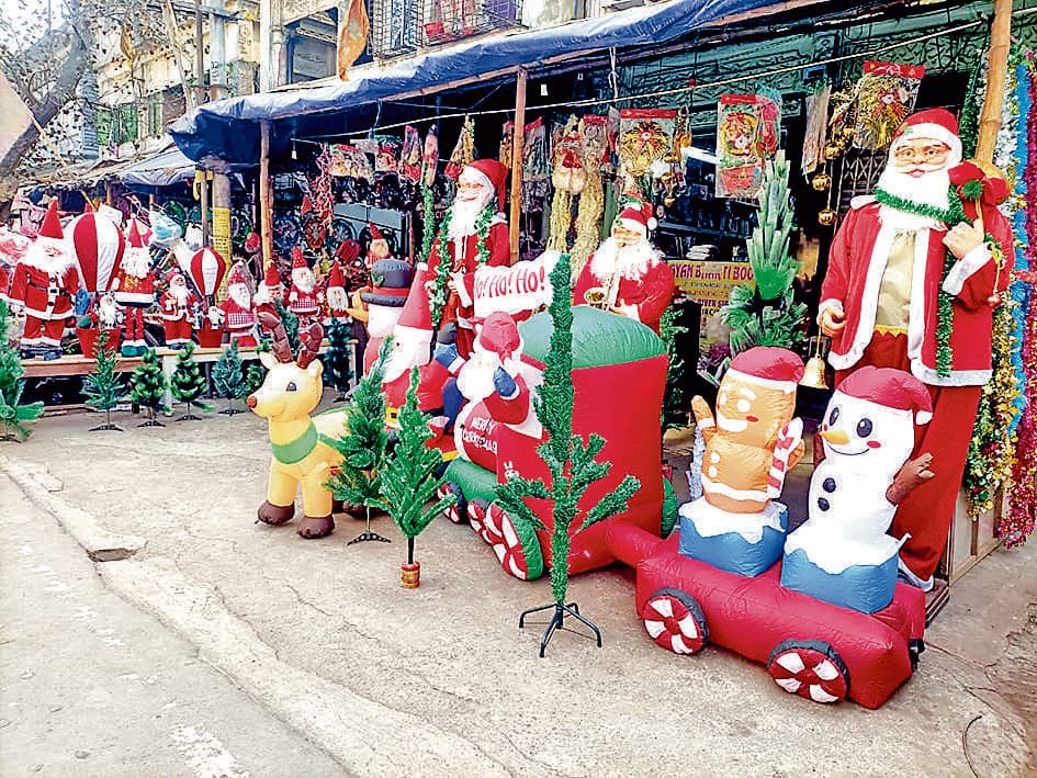 सुबह निकलीं रैलियां, सांता ने बच्चों में बांटी टॉफियां, जगमगाया शहर