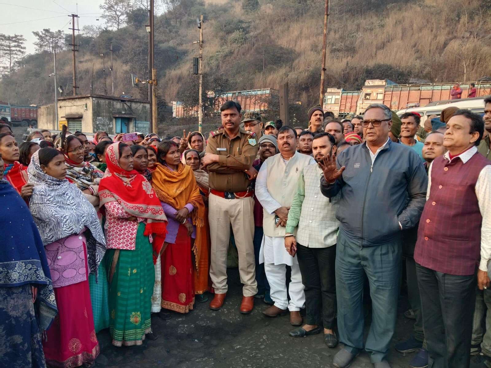 Bokaro News : त्रिपक्षीय समझौता वार्ता के बाद चक्का जाम आंदोलन लिया वापस, ट्रांसपोर्टिंग शुरू