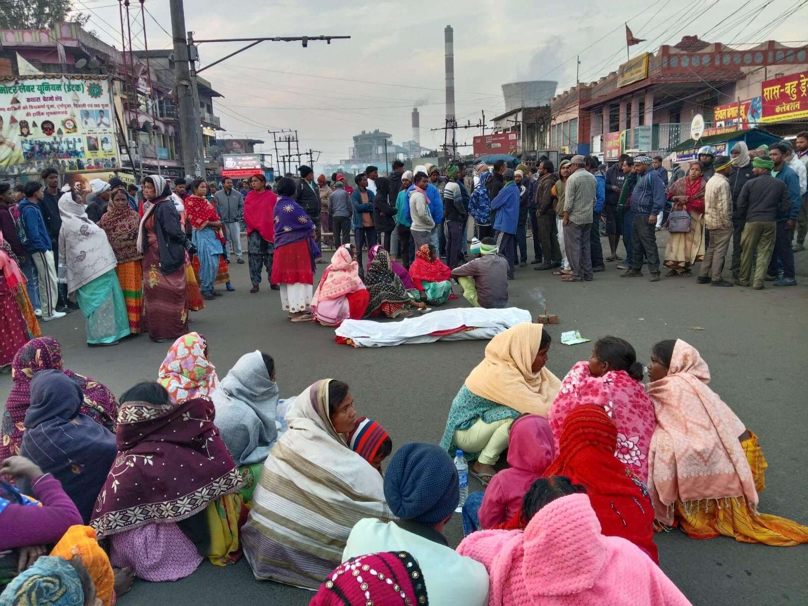 Bokaro News :मुआवजे को ले परिजनों ने कथारा मुख्य सड़क की जाम