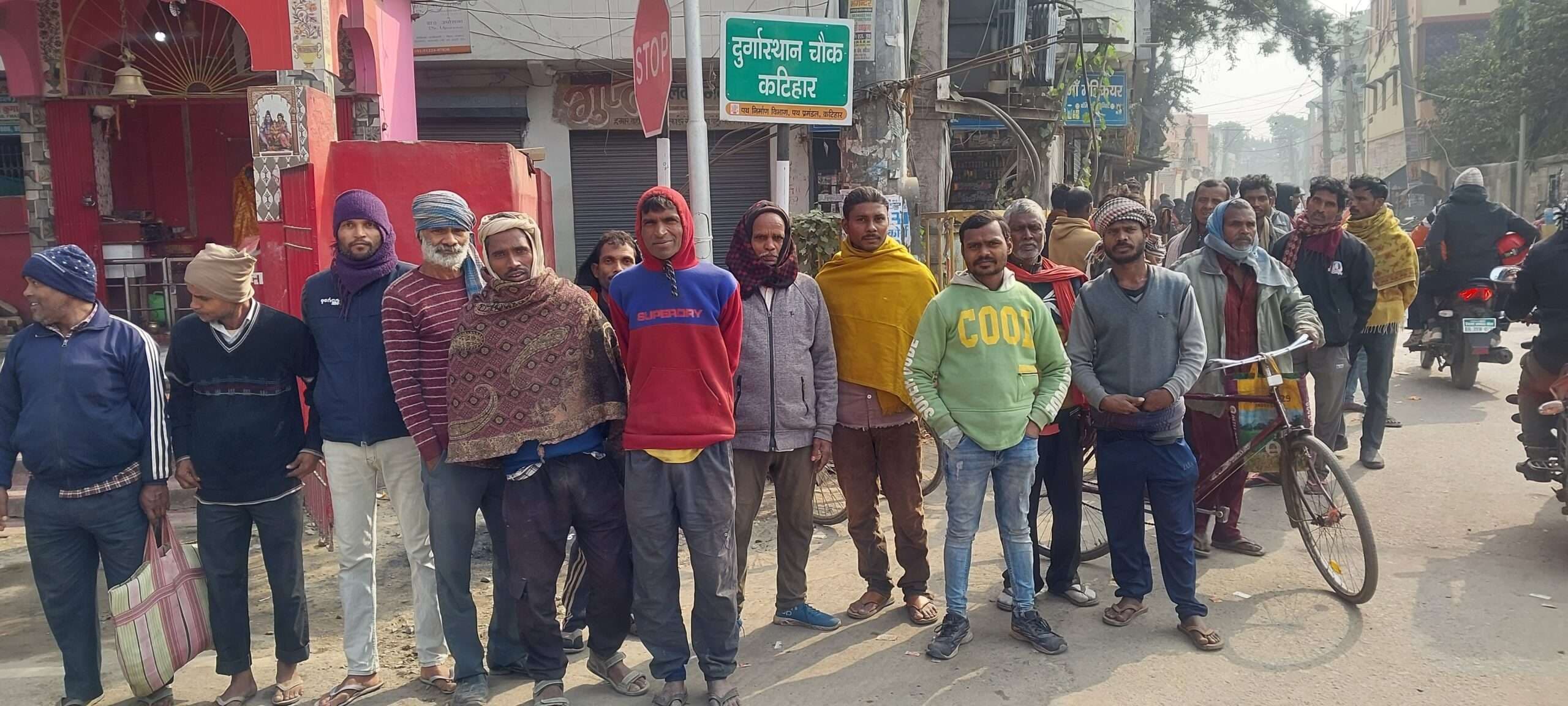 कड़ाके की ठंड में अलाव का ले रहे सहारा, मजदूरों पर असर