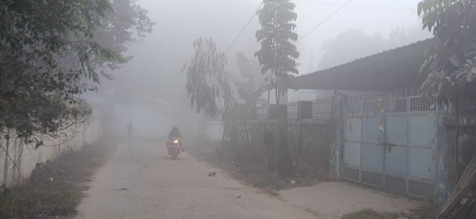 कड़ाके की ठंड के बीच खिली धूप से लोगों को मिली राहत