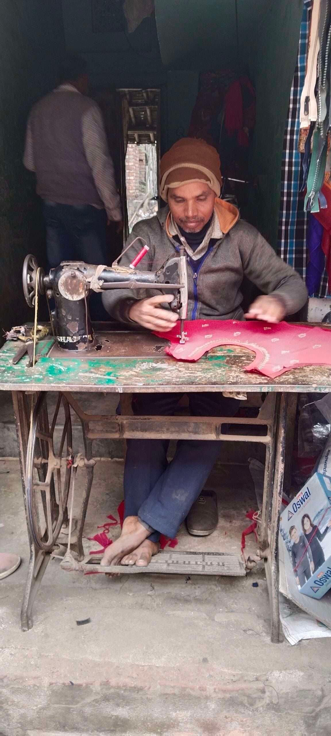 रेडीमेड कपड़े ने तोड़ दी दर्जी की कमर