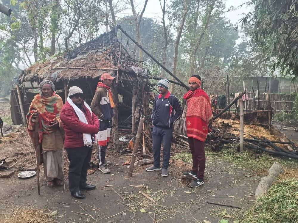 भीषण अगलगी में दो घर जलकर राख,लाखों की संपत्ति का नुकसान