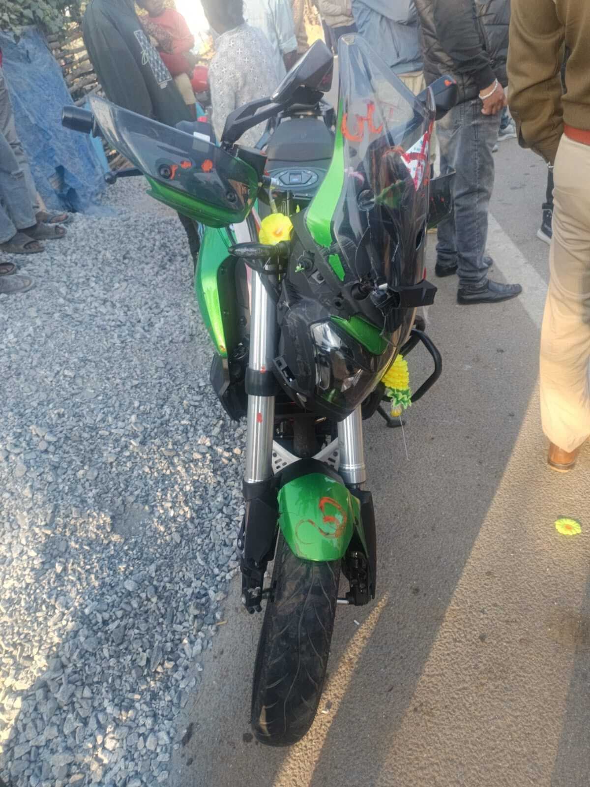 बाइक की पूजा कराकर घर लौट रहे युवक की हादसे में मौत, दो घायल