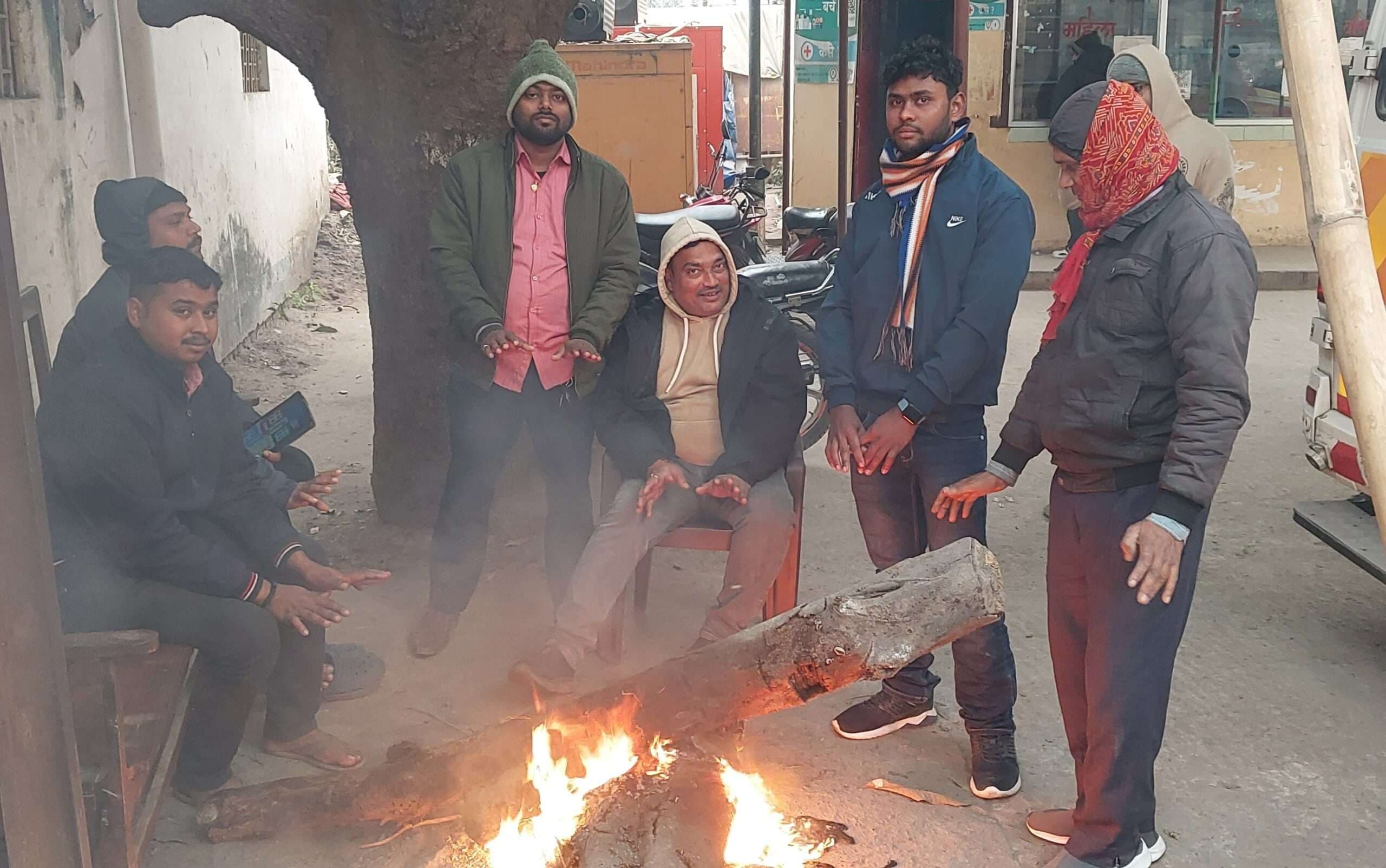 पछुवा हवा ने एक बार फिर बढ़ाई कनकनी, घरों में सिमटे लोग