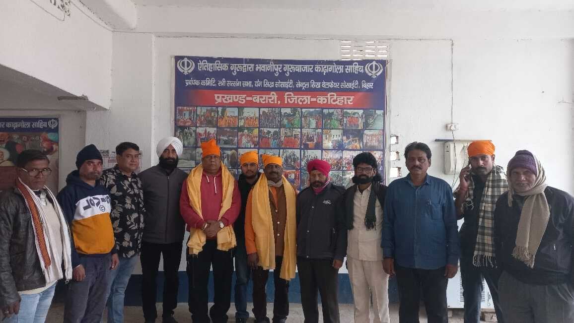 गुरुद्वारा में श्रद्धालुओं को शिरोपा देकर किया सम्मानित