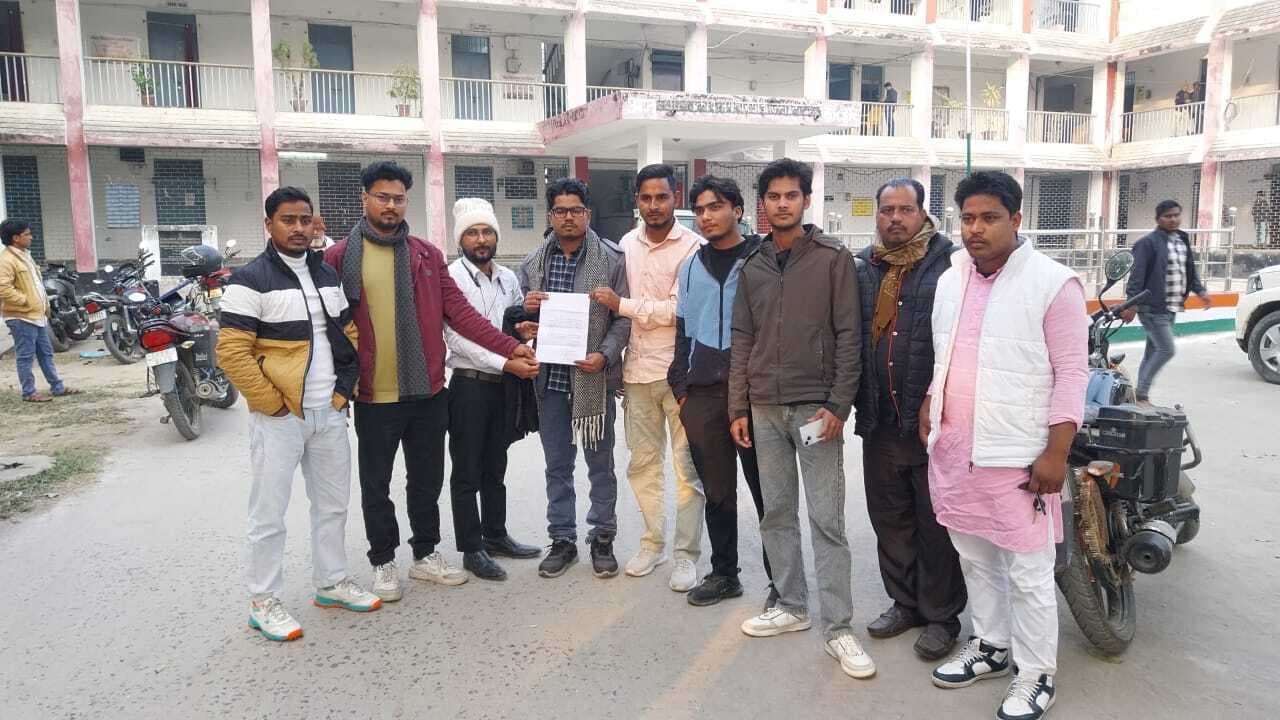 दुकानदार पर ग्राहकों से ठगी का आरोप, एसडीओ को सौंपा आवेदन