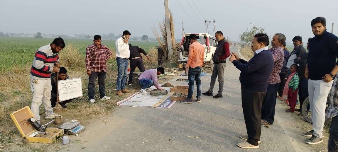 प्रधानमंत्री ग्राम योजना से बनी सड़क की गुणवत्ता की जांच की