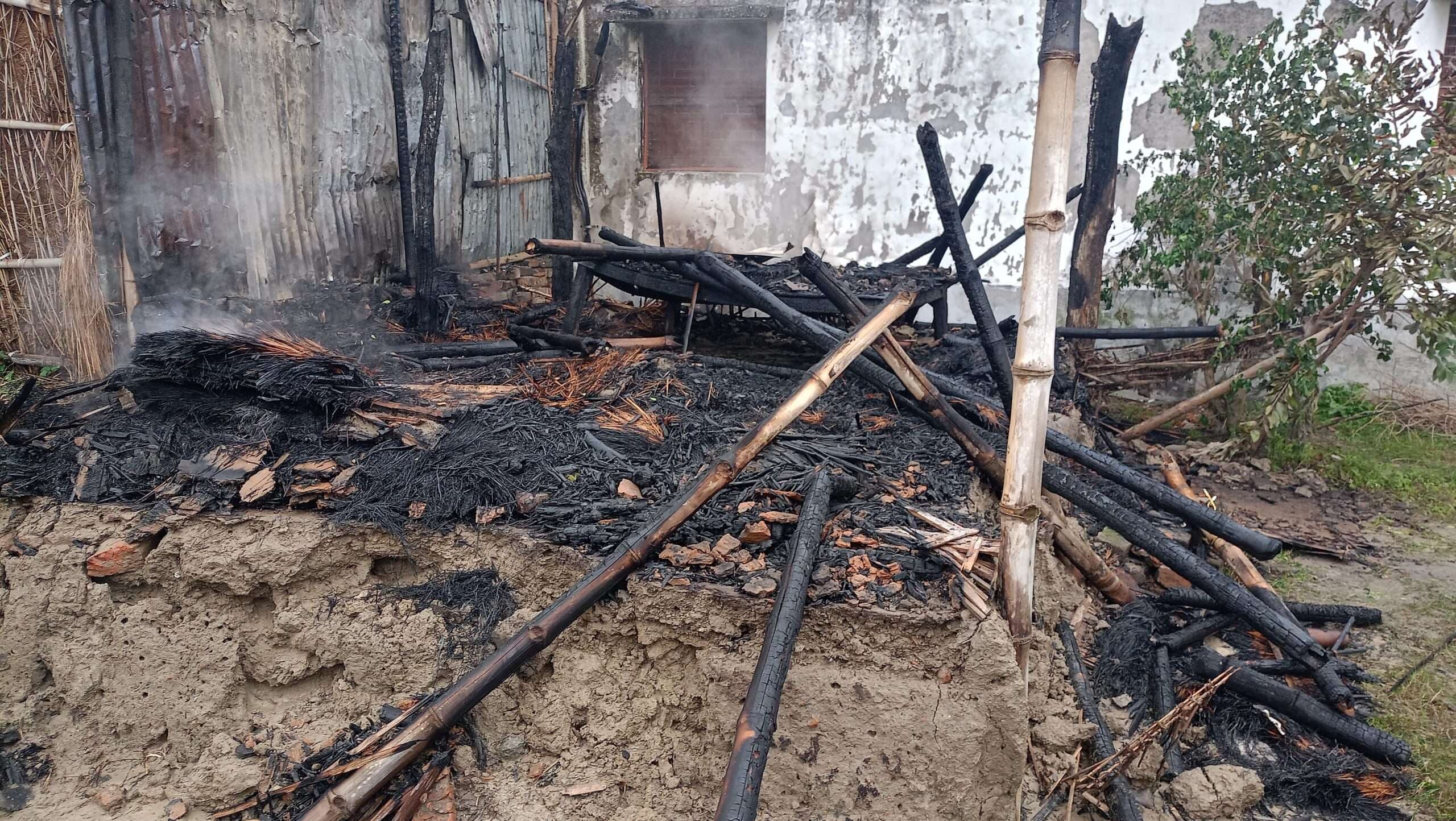 आग से आंगनबाड़ी केंद्र जलकर खाक