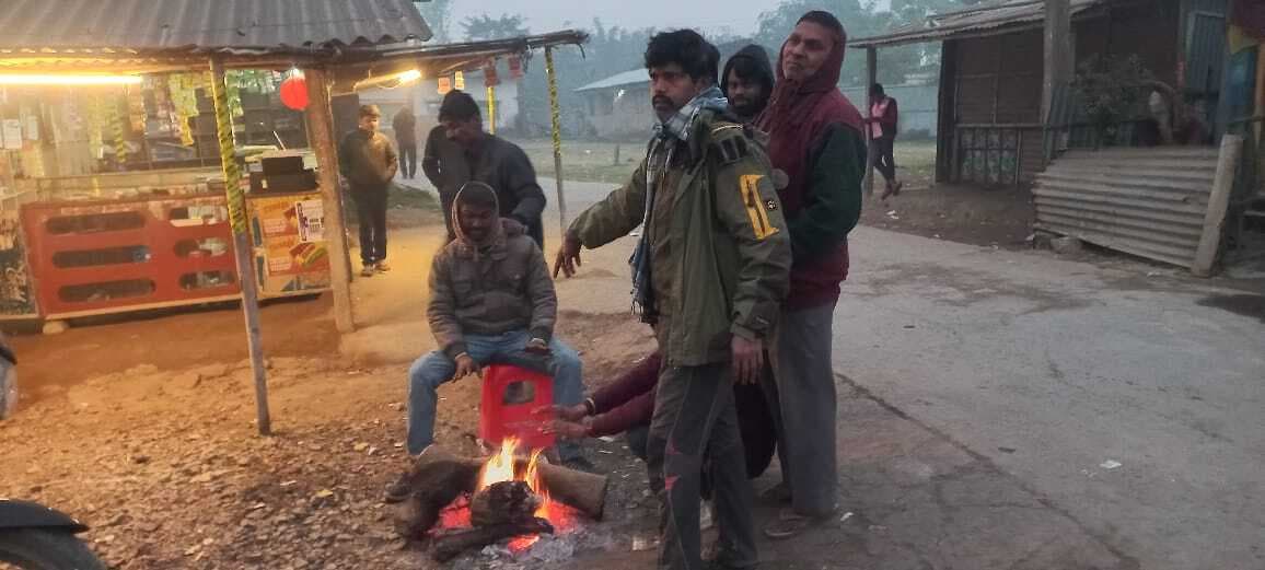 कड़ाके की ठंड के बीच भी अलाव की व्यवस्था नदारत, आक्रोश