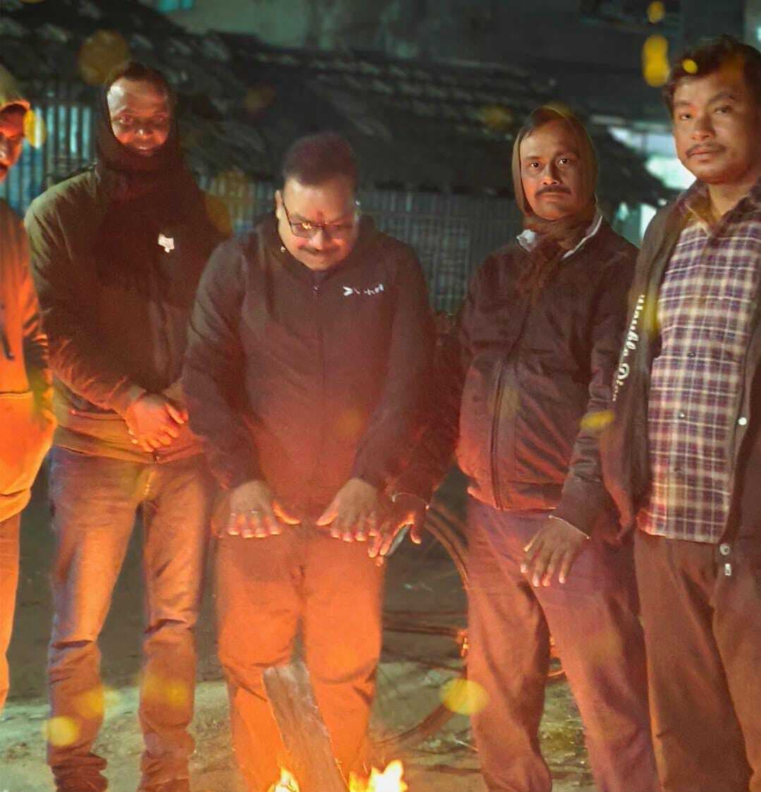 चौराहे पर अलाव की व्यवस्था से लोगों को राहत