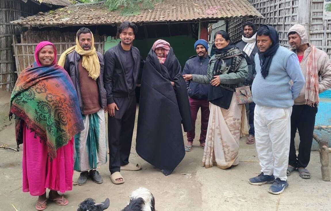 कंपकपाती ठंड में कंबल वितरण में युवा आये आगे