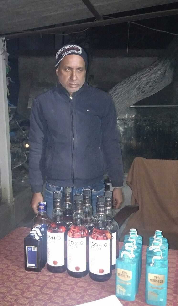 आठ लीटर अंग्रेज़ी शराब के साथ तस्कर गिरफ्तार