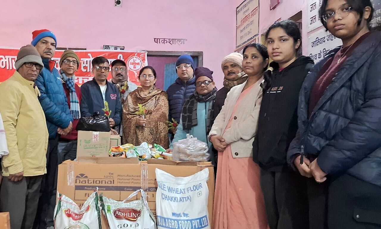 बस्तौल के आनंद मार्गी वृद्धाश्रम में बुजुर्गों में बांटी सामग्री